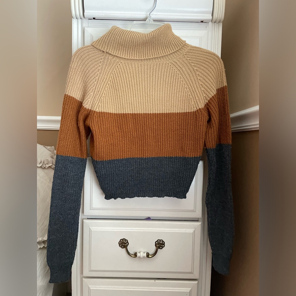 Colorblock Turtleneck Sweater - Picture 4 of 4
